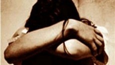 5 học sinh khống chế cô giáo, giở trò đồi bại