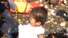 Tập tục lăn trẻ em trong phân bò để ‘chữa bệnh’ gây tranh cãi