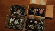 Đem 4 thùng tiền cháy 704 triệu đồng đến đổi ngân hàng