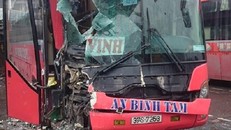 Xe khách mất lái làm náo loạn bến xe Nước Ngầm