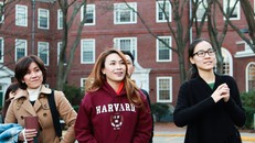 Mỹ Tâm đến Đại học Harvard thăm sinh viên Việt Nam