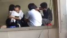 Cặp tình nhân nhí hồn nhiên diễn cảnh 'nóng' giữa ban ngày