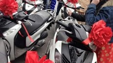 Đoàn trai xinh gái đẹp 'đầu trần' đi SH bị CSGT tuýt còi