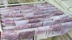 Người đàn ông may mắn vớt được 2,5 tỷ đồng dưới sông