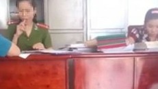 Nữ công an vừa tiếp dân vừa ăn kẹo mút