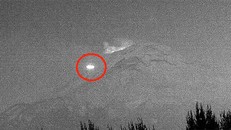 Vật thể phát sáng kì lạ bay qua núi lửa 700.000 năm tuổi ở Mexico