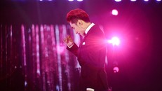 Sơn Tùng khóc nức nở ngay giữa sân khấu khi hát tặng bố mẹ