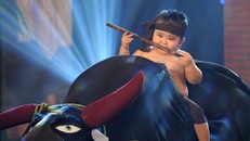 Người hùng tí hon: Ku tin cởi áo khoe body trên sóng truyền hình