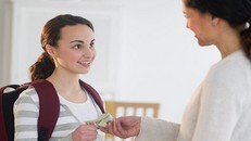 Giật mình khi cha mẹ dùng tiền dạy nhân cách cho con