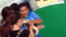 Kinh hoàng khoảnh khắc cô gái bị con trăn cắn phập vào mũi [VIDEO]