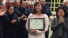 Cô bé 'siêu nhân' 19 tuổi nhấc bổng xe ô tô để cứu bố