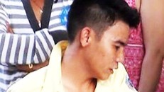 Tài xế taxi lao xe vào đám giỗ, rút dao đâm chủ nhà