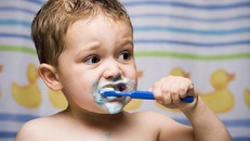 4 tác hại ghê gớm phải biết khi dùng nhiều kem đánh răng