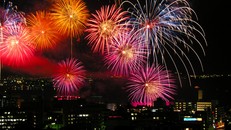 Dân nghèo, huyện vẫn huy động tiền bắn pháo hoa dịp Tết?