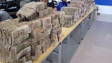 Choáng váng khách hàng chở hơn nửa tấn tiền lẻ đi mua ô tô