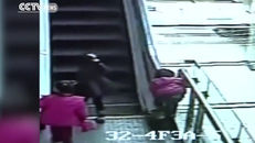 Clip: Bé 3 tuổi ngã từ thang cuốn tầng 4 xuống đất tử vong