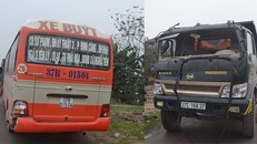 Xe tải đâm xe buýt, hơn 30 hành khách hoảng loạn