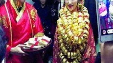 Sốc với đám cưới phong cách cổ trang, cô dâu 'gãy cổ vì vàng'