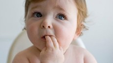 Bé mút ngón tay có gây hại?