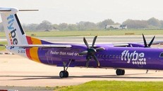 Máy bay hủy cất cánh vì động cơ chảy nhiên liệu trên đường băng