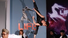 Clip: Quang Đăng bất ngờ trình diễn màn múa cột điêu luyện