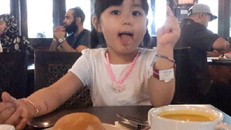 Chia sẻ hữu ích của bà mẹ cho con ăn cá có xương