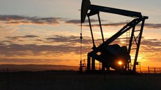 Giá dầu phá đáy đạt mức thấp nhất trong thập kỷ qua