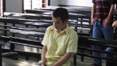 Giả người hùng lừa bé gái về phòng trọ cưỡng bức