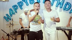 Điều gì khiến Tuấn Hưng chi hẳn 700 triệu đồng mua xe tặng bạn?