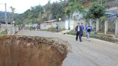 Bắc Kạn: Hố tử thần lại sụt sâu gần 10m sau khi được san lấp