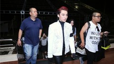 Sơn Tùng đeo 'băng tang' trên sân khấu The Remix gây tranh cãi