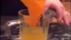 Sốc với clip thử nghiệm nước cam ở Trung Quốc