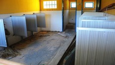 Nhà vệ sinh tiền tỷ vừa bàn giao khóa cửa... vì xuống cấp?