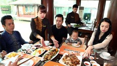 Tuấn Hưng, Anh Tú đi dã ngoại vui vẻ cùng bà xã