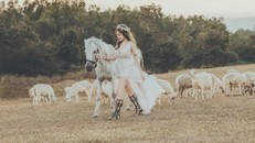 Elly Trần đẹp ‘mê hồn’ giữa thảo nguyên mênh mông