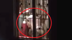 Dân mạng xôn xao cảnh mẹ quỳ xuống xin con đừng đánh