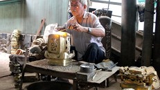 Đúc chân đèn cung ứng Tết – nghề ‘hot’ thu tiền triệu