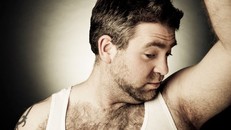 Vì sao chúng ta thích tự ngửi 'mùi hôi' trên cơ thể mình