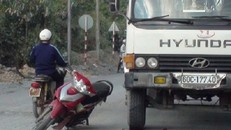 Tránh phần đường thi công, bất ngờ bị xe cán nát chân