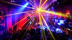 Đột kích quán bar tổ chức cho kiều nữ mặc bikini múa cột