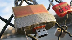 Bí ẩn những chiếc USB gắn trên các bức tường khắp thế giới