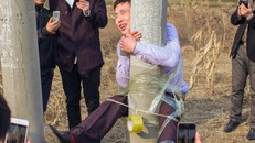 Bi hài chú rể bị bạn trói lên cột điện trên đường rước dâu