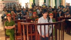 Gái xinh cởi áo, đánh chửi CSGT lĩnh 9 tháng tù giam