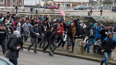 Người nhập cư nổi loạn, chiếm cảng của Pháp