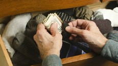 Bi hài chuyện quỹ đen của các ông chồng bị lộ tẩy