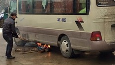 Giật mình, tài xế đốt lửa 'sưởi' bình xăng dầu ô tô vì giá rét