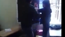 Bức xúc thanh niên đánh liên tiếp bạn gái vì nghi trộm điện thoại