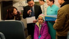 Cô bé ung thư ở Hải Dương được làm tiếp viên Vietnam Airline