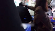 Chàng trai bị bạn gái chửi mắng vì mải chơi game