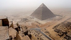 3 năm tù vì tội trèo kim tự tháp Ai Cập